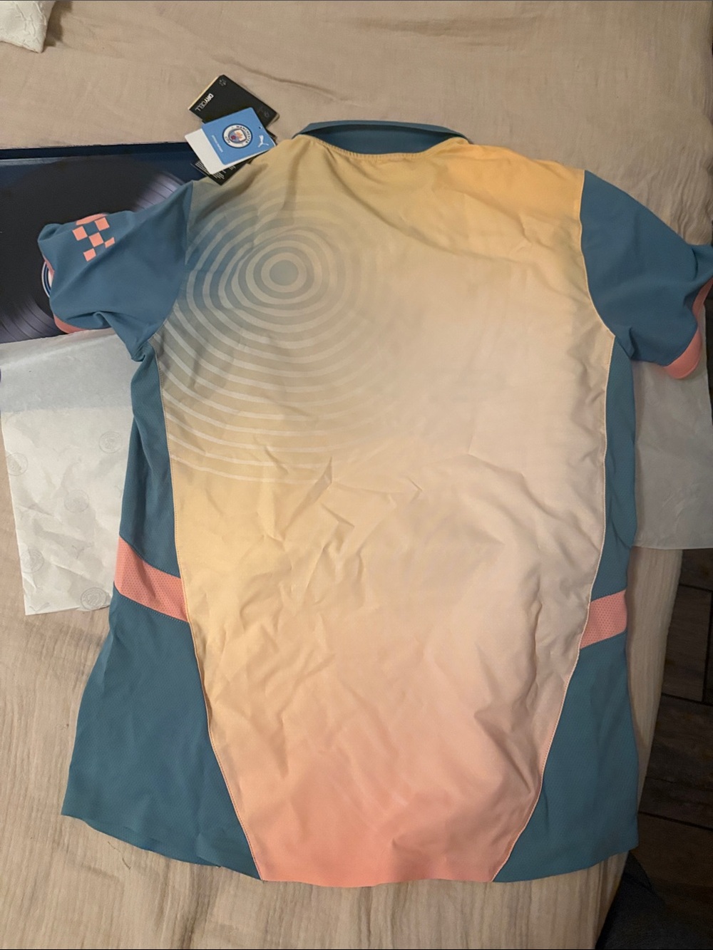 Manchester United Jersey - NWT in original record style box. - Picture 6 of 6